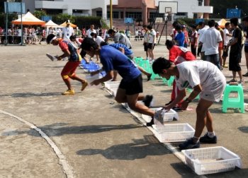 参加短距离赛的选手起跑