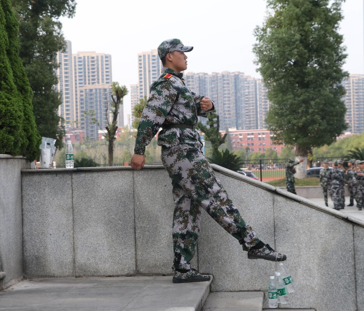 立正!稍息,向右看齐 向左,向右,向后转 新生们训练有素 按照